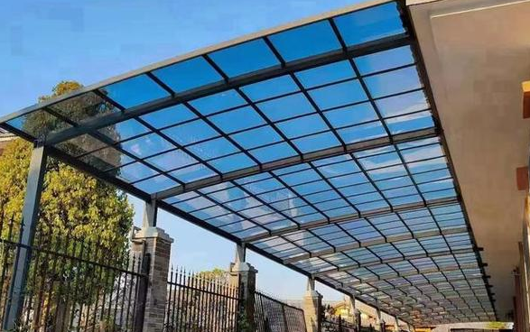 耐力板在低温天气下表现如何？